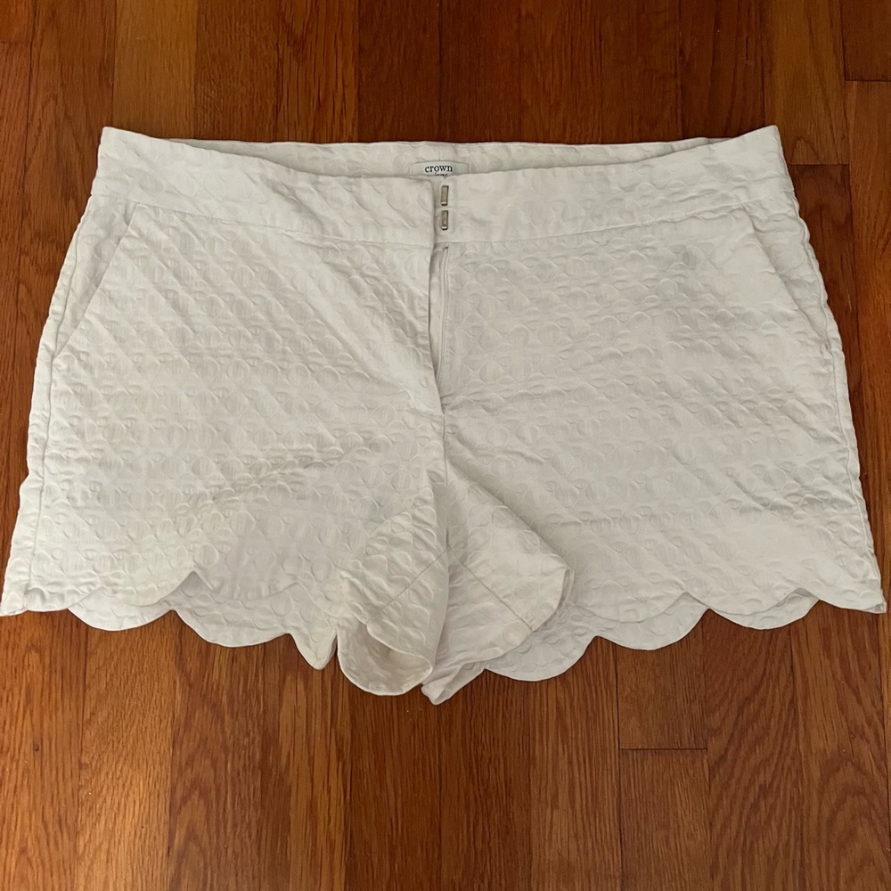 Crown & Ivy scallop hem shorts White Sz 12
